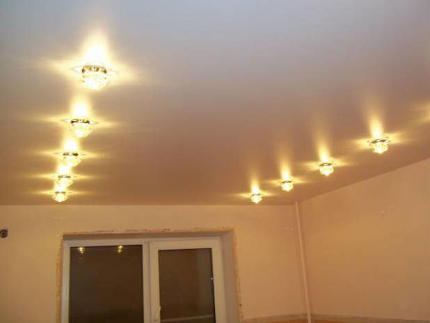Расположение лампочек на натяжном потолке в зале схема